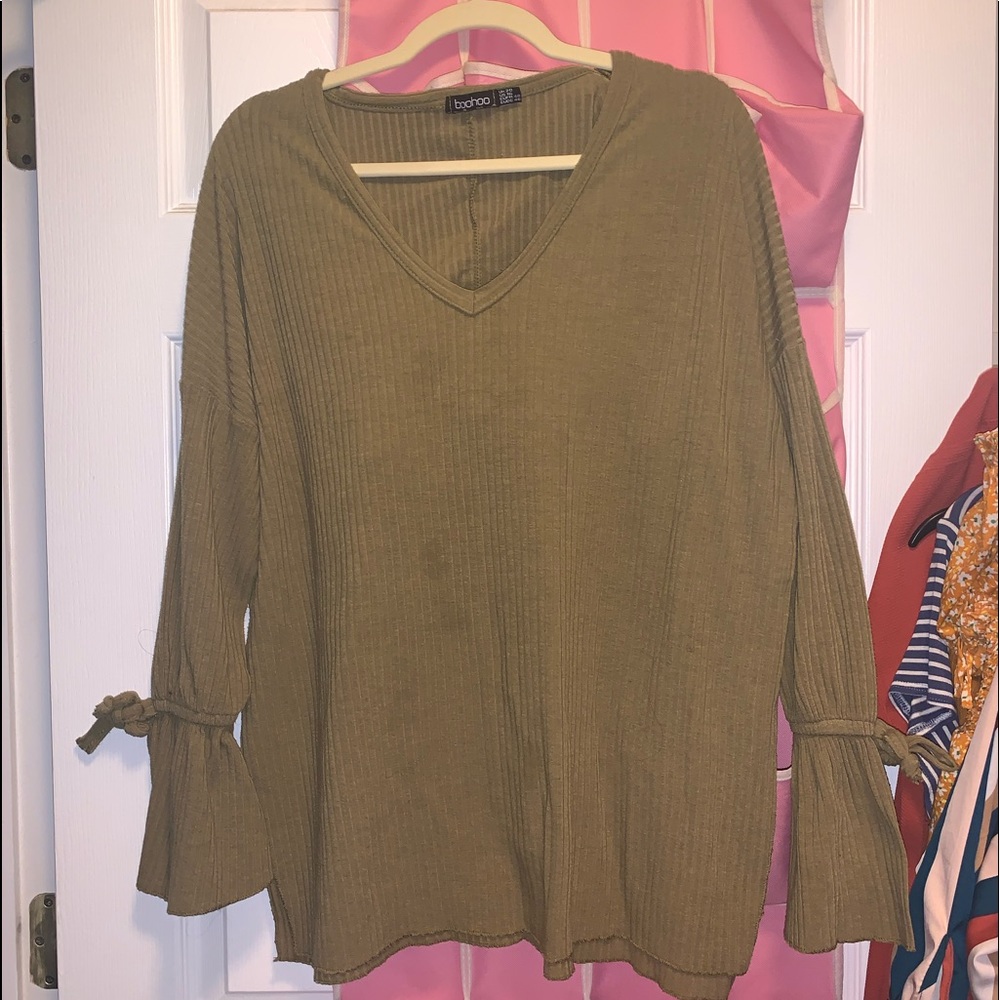 SIZE 16 Green Sweater with Bows on Wrist